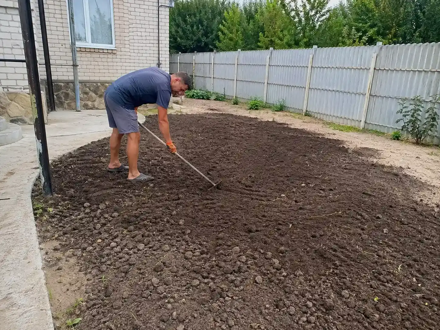 Підготовка ґрунту граблями
